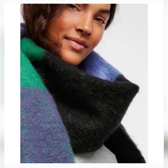 Free People Cameron Brushed Navy Plaid Bkanket Scarf Plush Fringe Oversized NWT - Picture 5 of 11